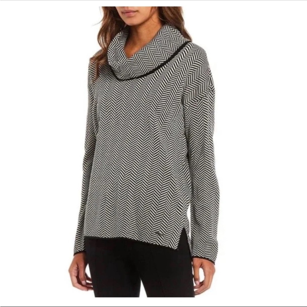 Calvin Klein Black and White Chevron Patterned Sweater medium